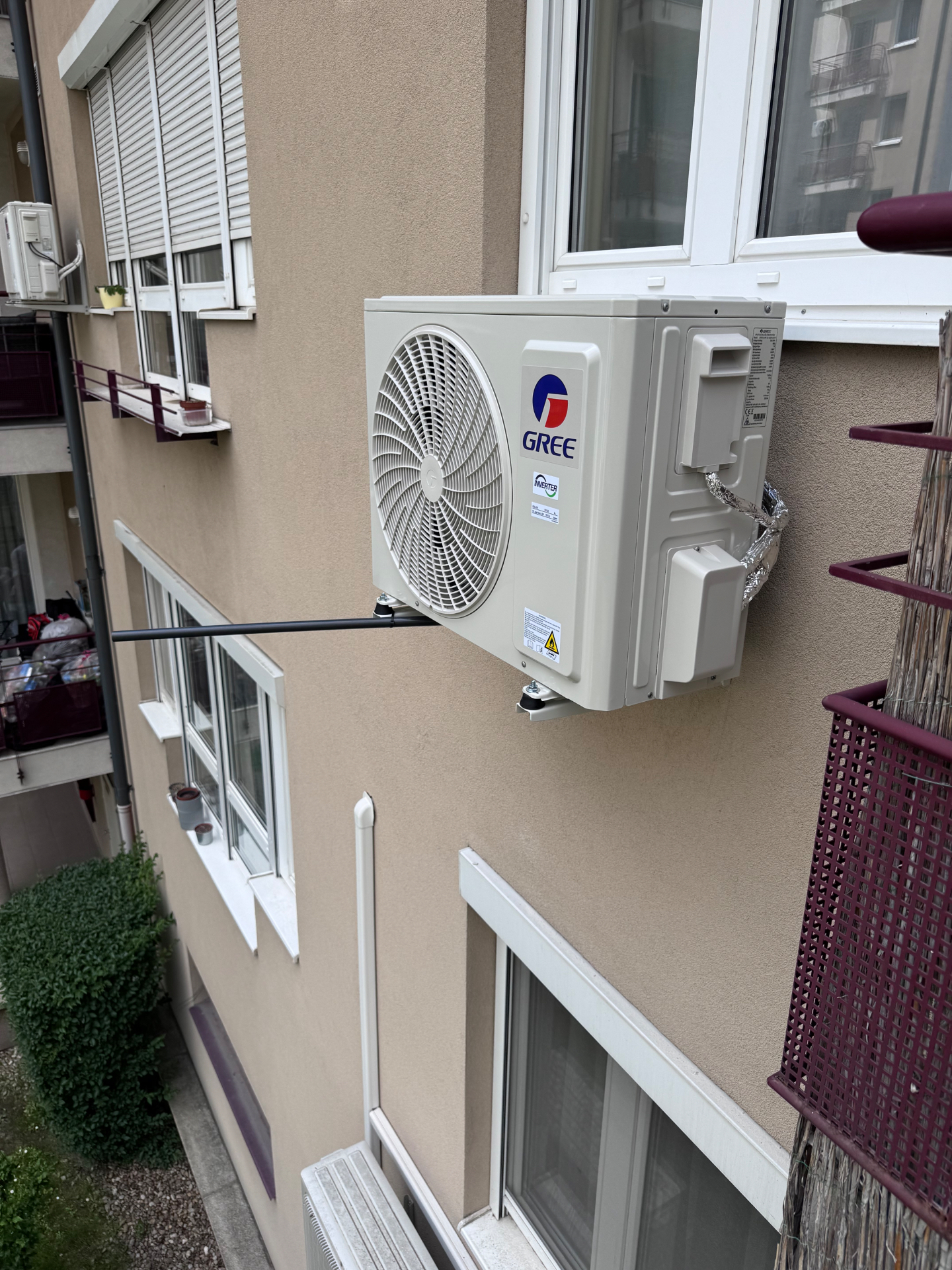 Kültéri klímaegység társasházi homlokzatra szerelve